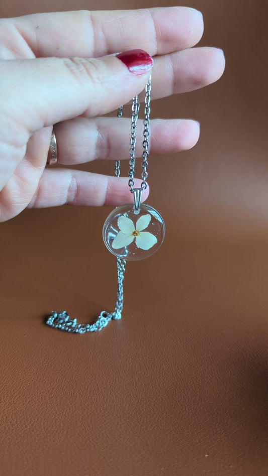 Collier rond argenté avec perles dorées et hortensia naturelle blanche