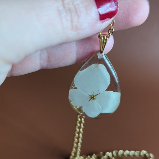 Collier goutte avec perles dorées et hortensia naturelle blanche
