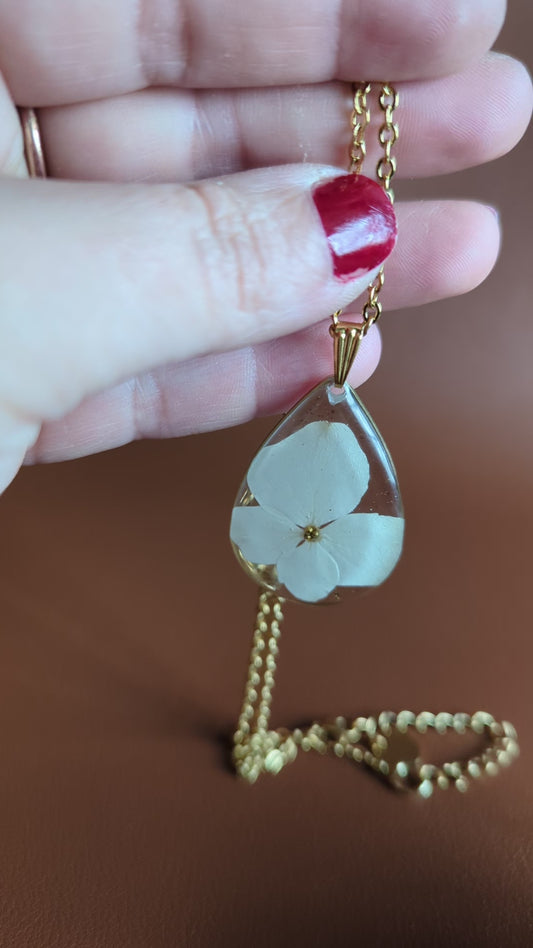 Collier goutte avec perles dorées et hortensia naturelle blanche