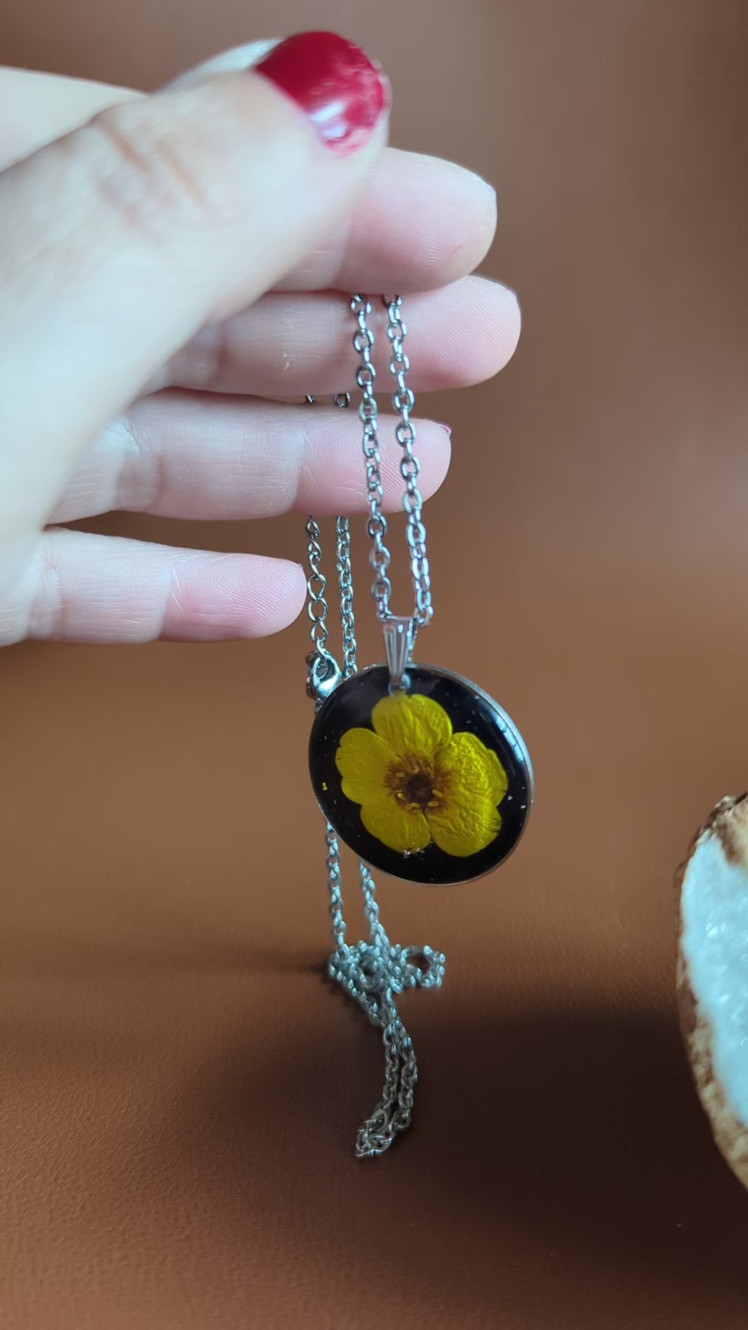 collier bouton d'or jaune sur fond noir et paillettes argentées