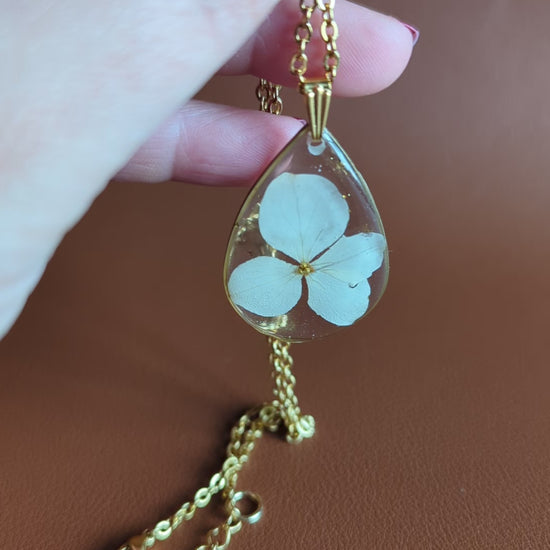 Collier goutte avec perles dorées et hortensia naturelle blanche