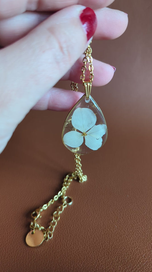 Collier goutte avec perles dorées et hortensia naturelle blanche