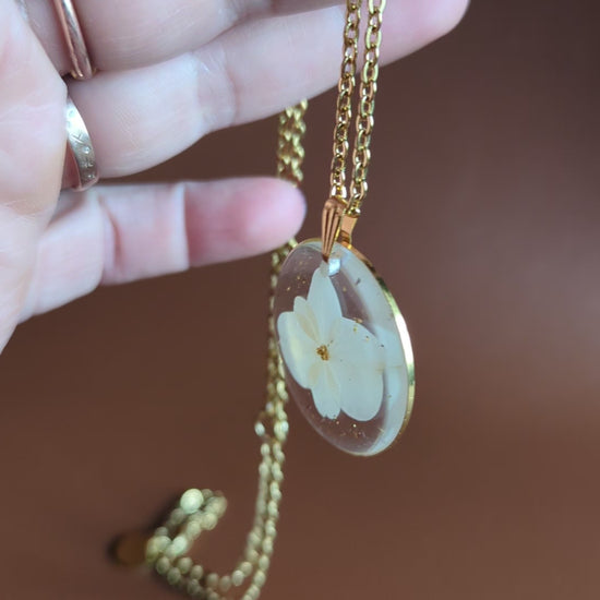 Collier rond doré avec perles et hortensia naturelle blanche