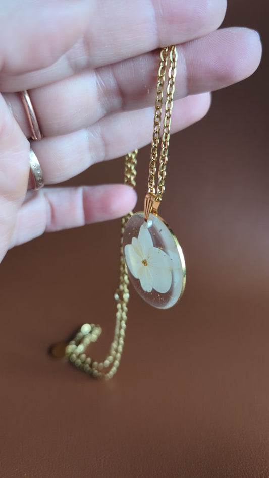 Collier rond doré avec perles et hortensia naturelle blanche
