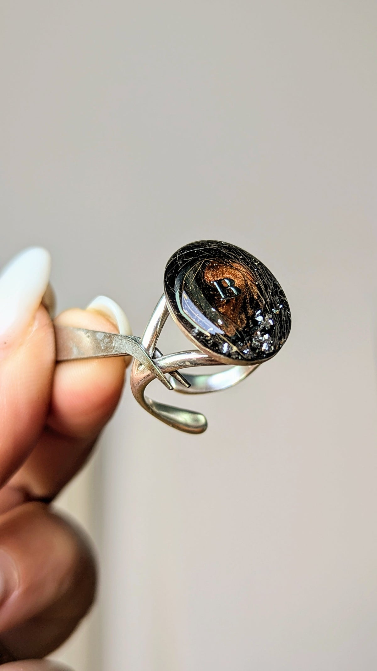 Bague souvenir animal L'intuitive en argent réglable avec inclusion de poils, moustaches ou cendres — vue 7