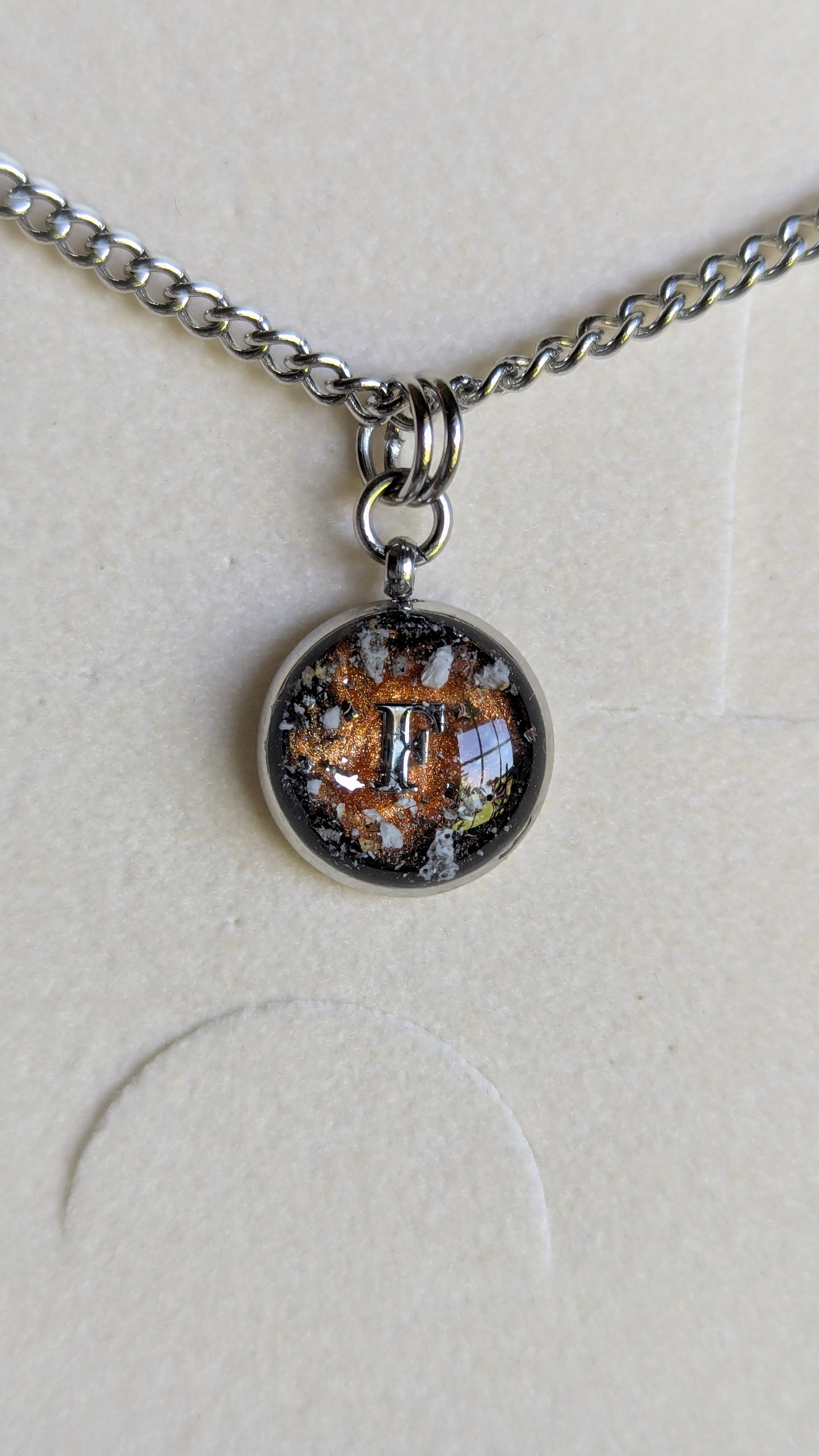 Collier souvenir animal Subtilys en or laminé 14k, médaillon fin avec inclusion de poils ou cendres — vue 25