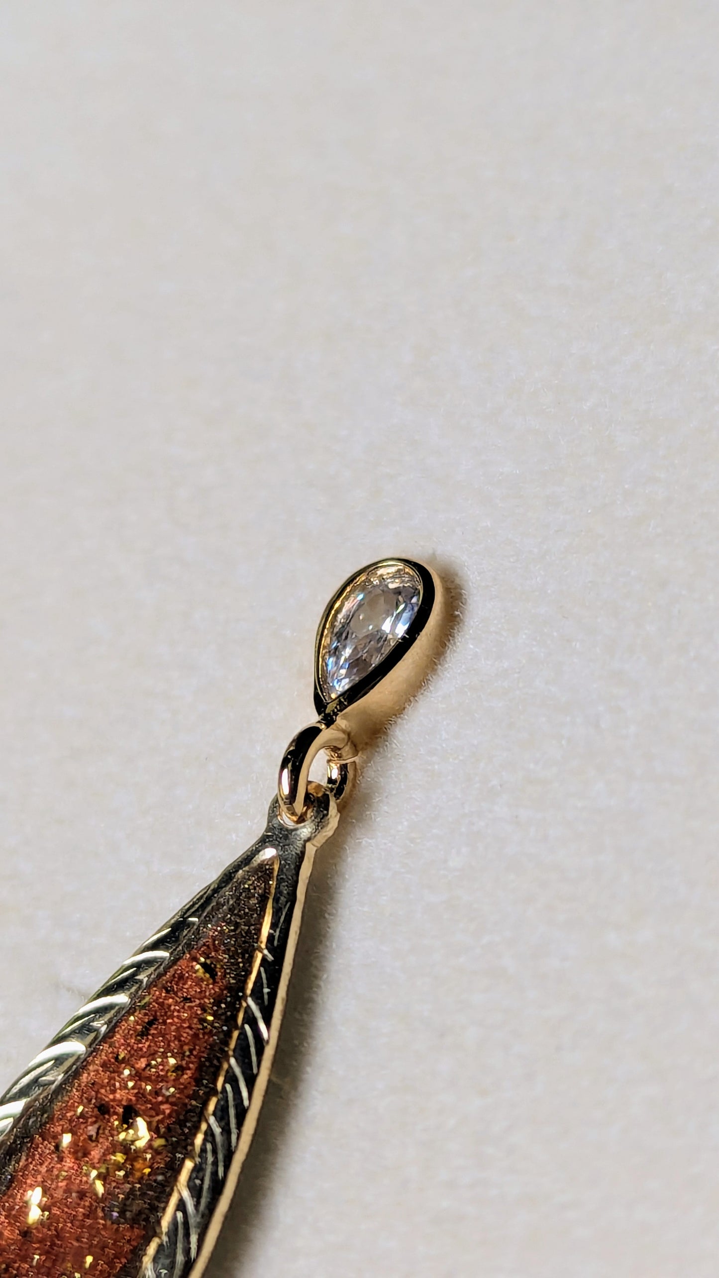 Boucles d'oreilles souvenir animal Elegantys en or laminé 14k avec inclusion de poils ou cendres — vue 5