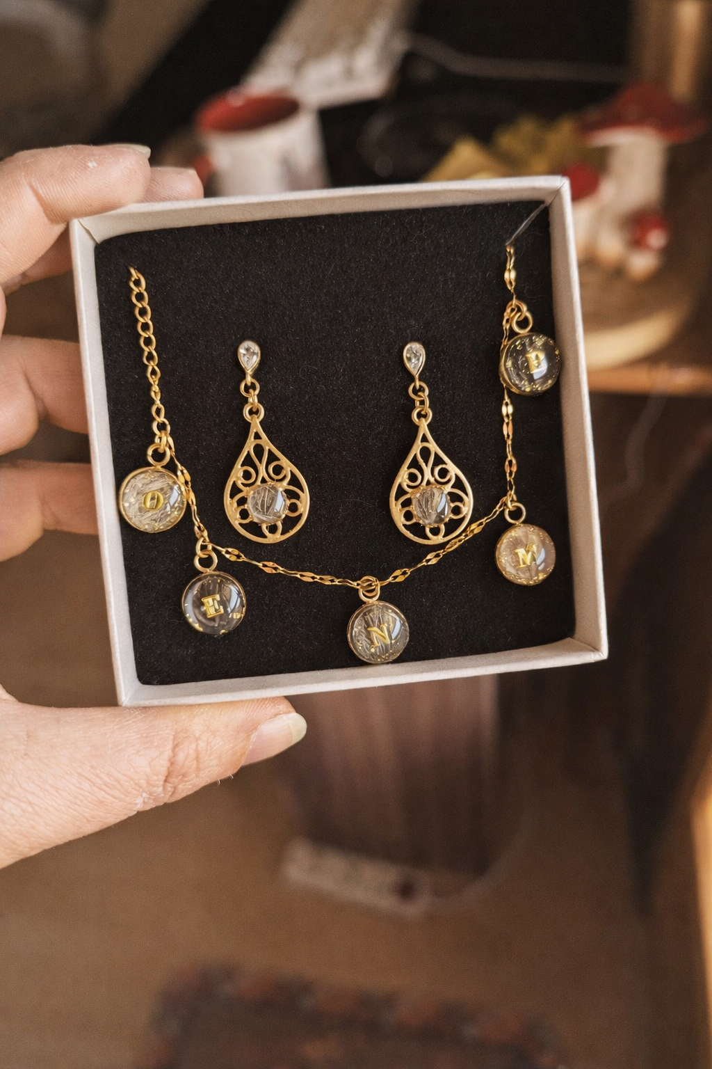 Boucles d'oreilles souvenir animal Luminys plaquées or avec inclusion résine de poils ou cendres — vue 4