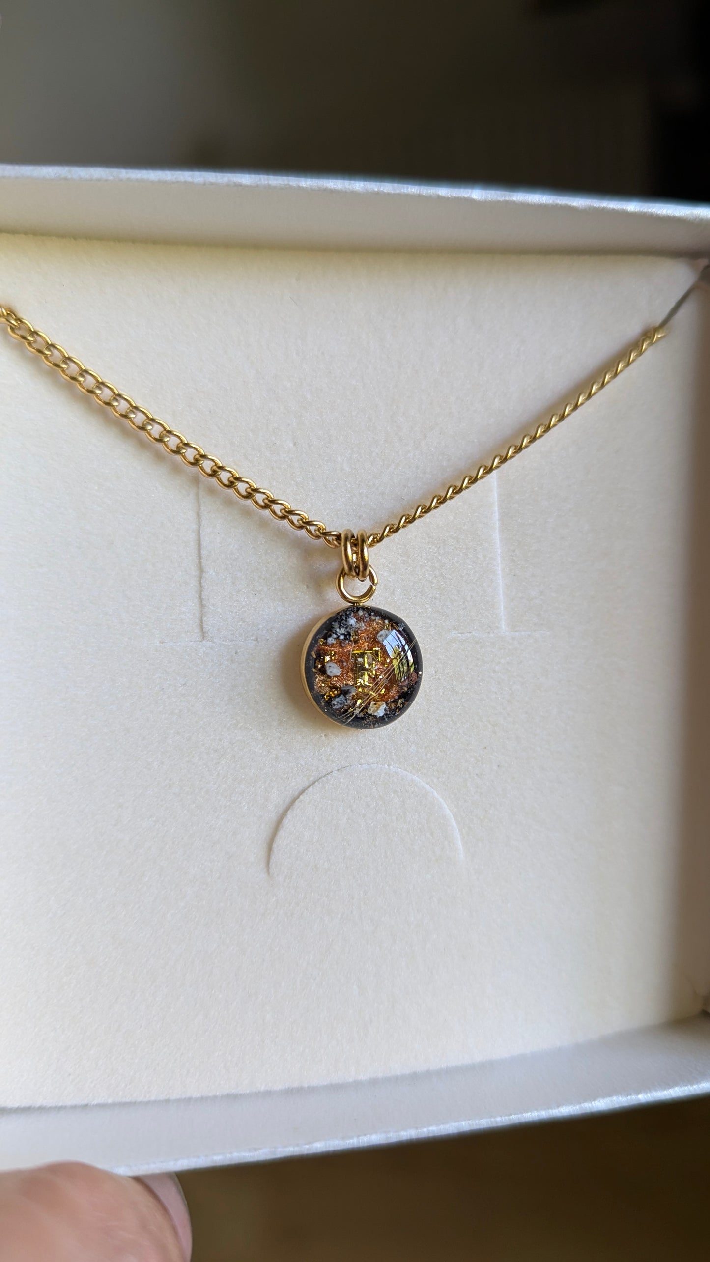 Collier souvenir animal Subtilys en or laminé 14k, médaillon fin avec inclusion de poils ou cendres — vue 34