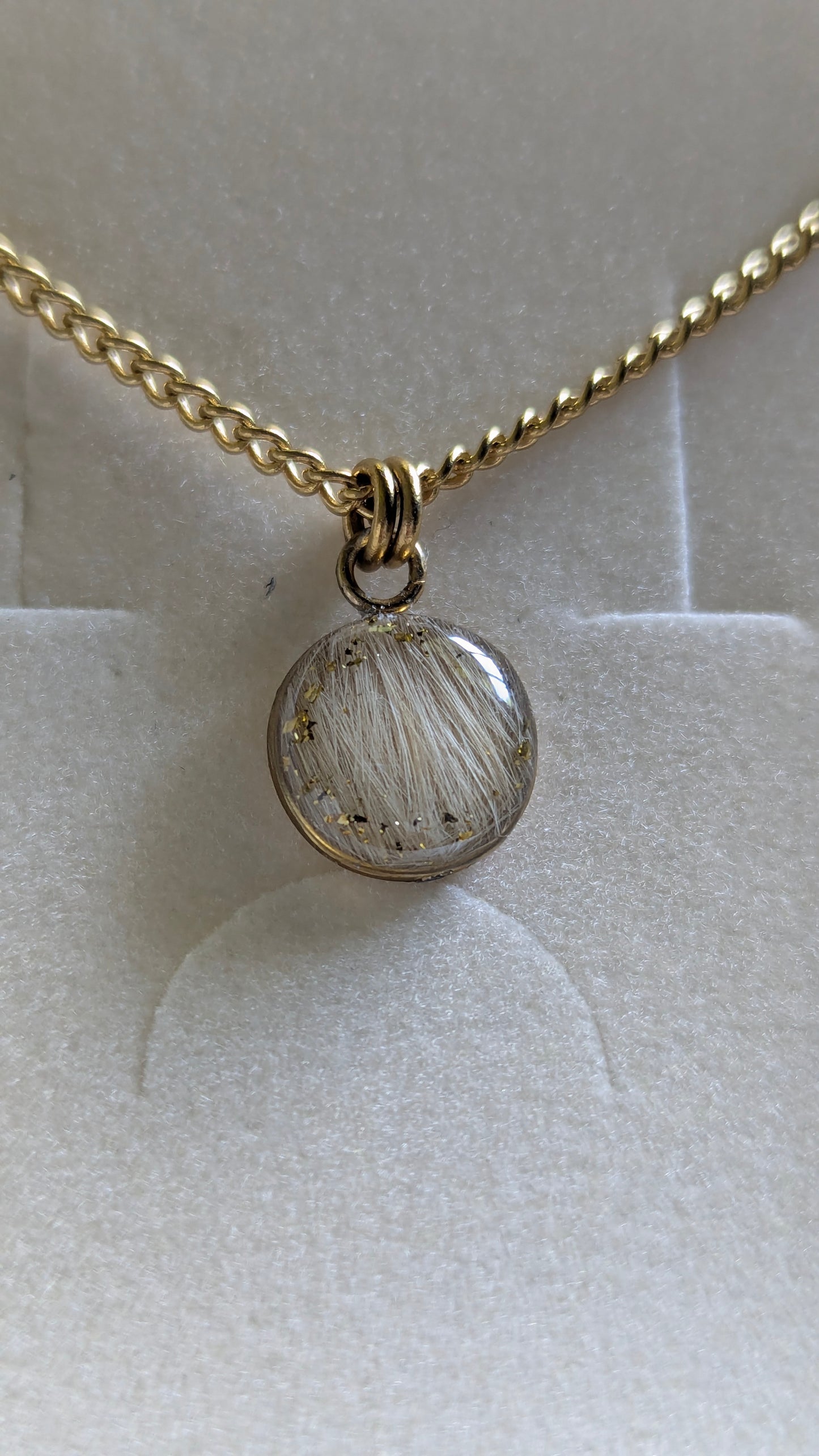 Collier souvenir animal Subtilys en or laminé 14k, médaillon fin avec inclusion de poils ou cendres — vue 36