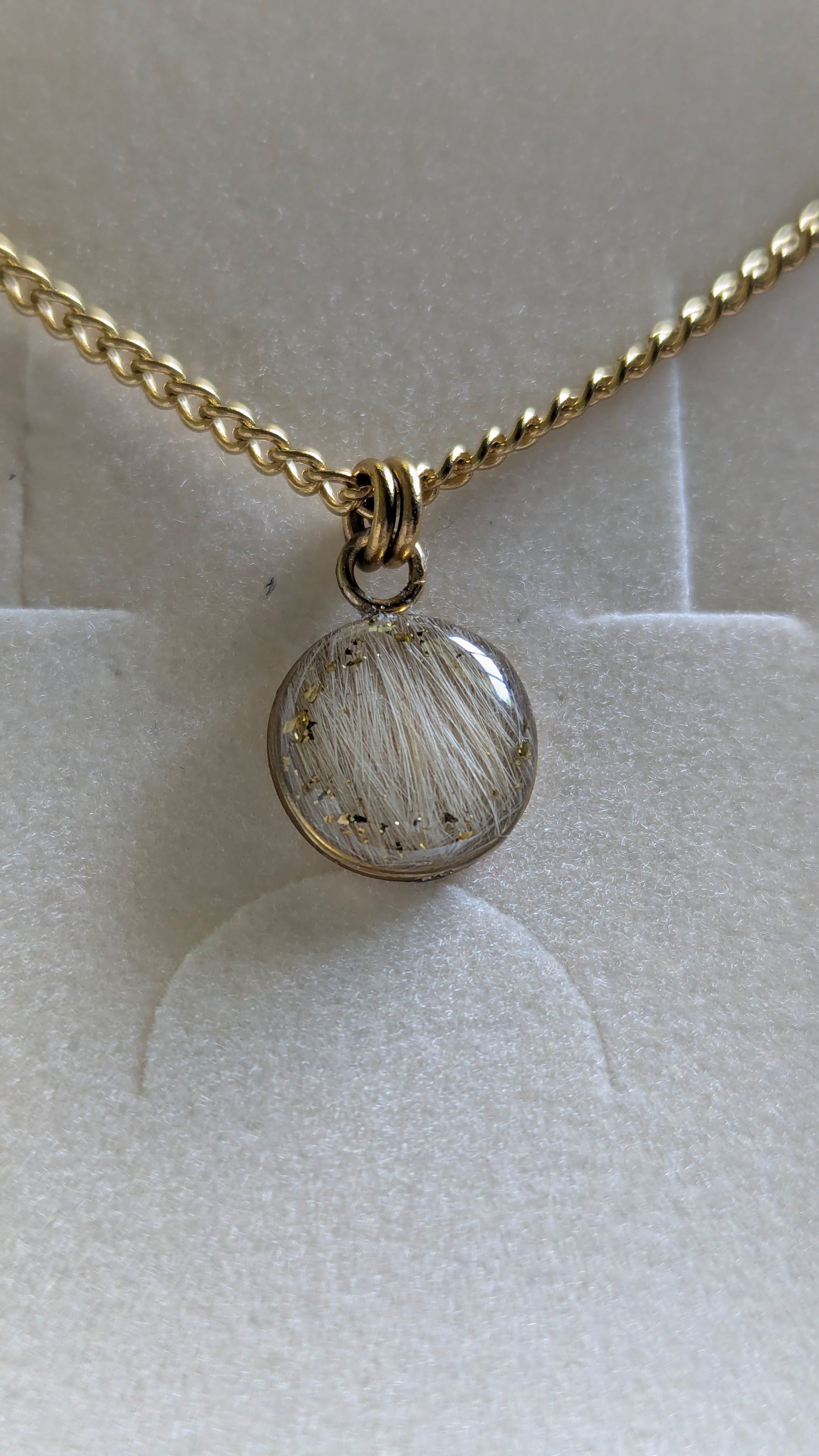 Collier souvenir animal Subtilys en or laminé 14k, médaillon fin avec inclusion de poils ou cendres — vue 36