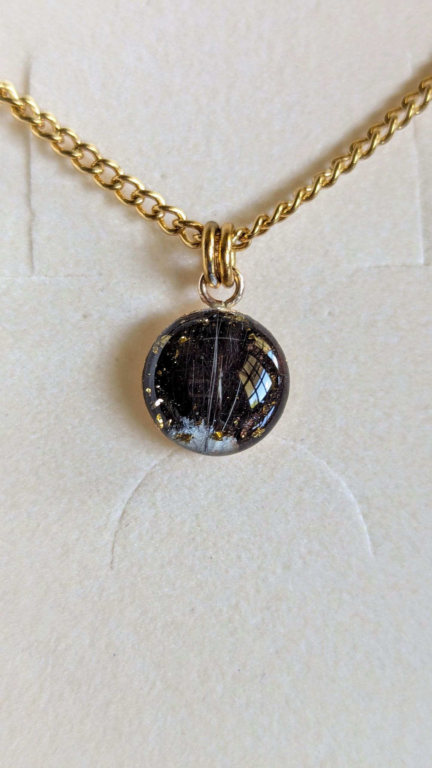 Collier souvenir animal Subtilys en or laminé 14k, médaillon fin avec inclusion de poils ou cendres — vue 31