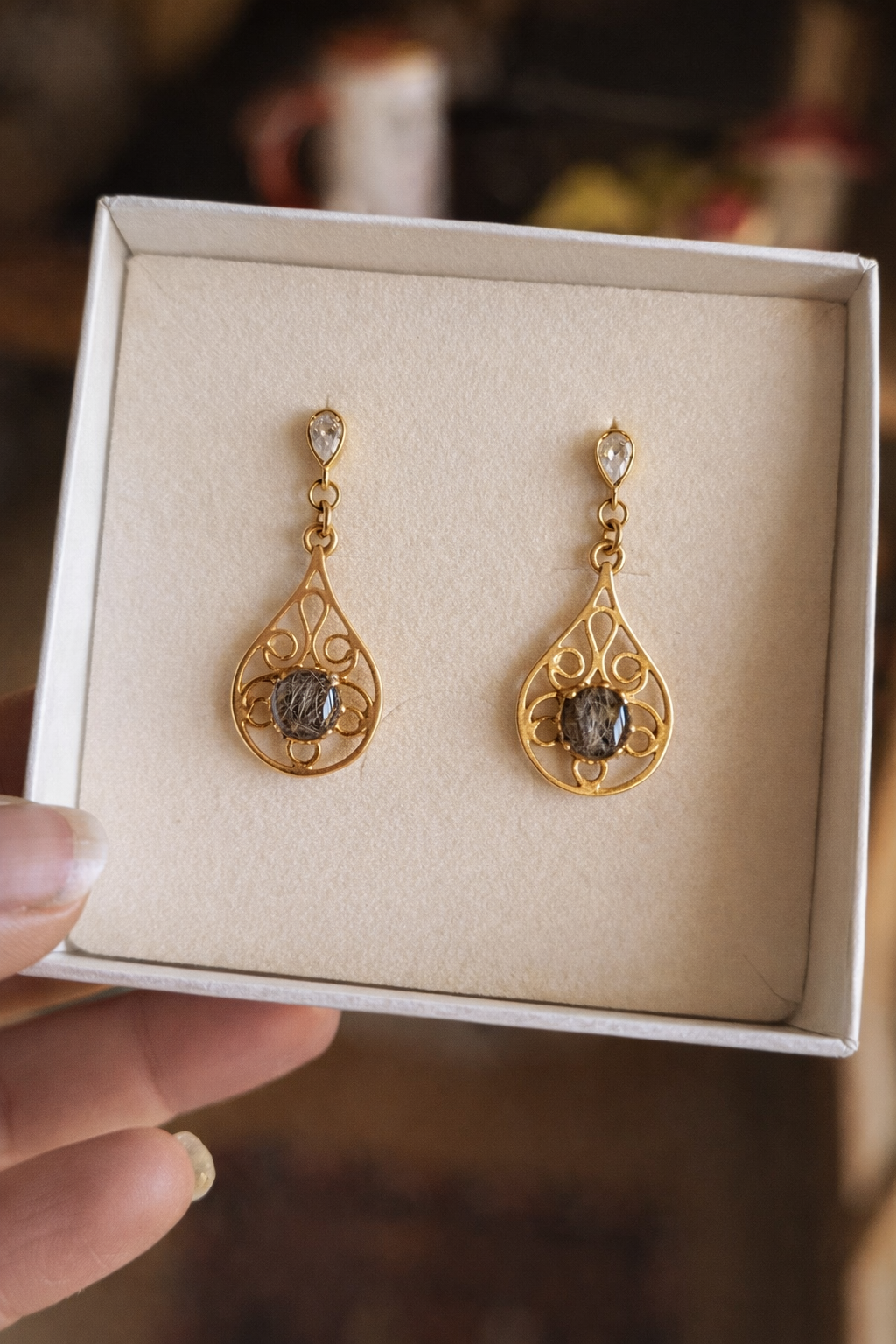 Boucles d'oreilles souvenir animal Luminys plaquées or avec inclusion résine de poils ou cendres — vue 5
