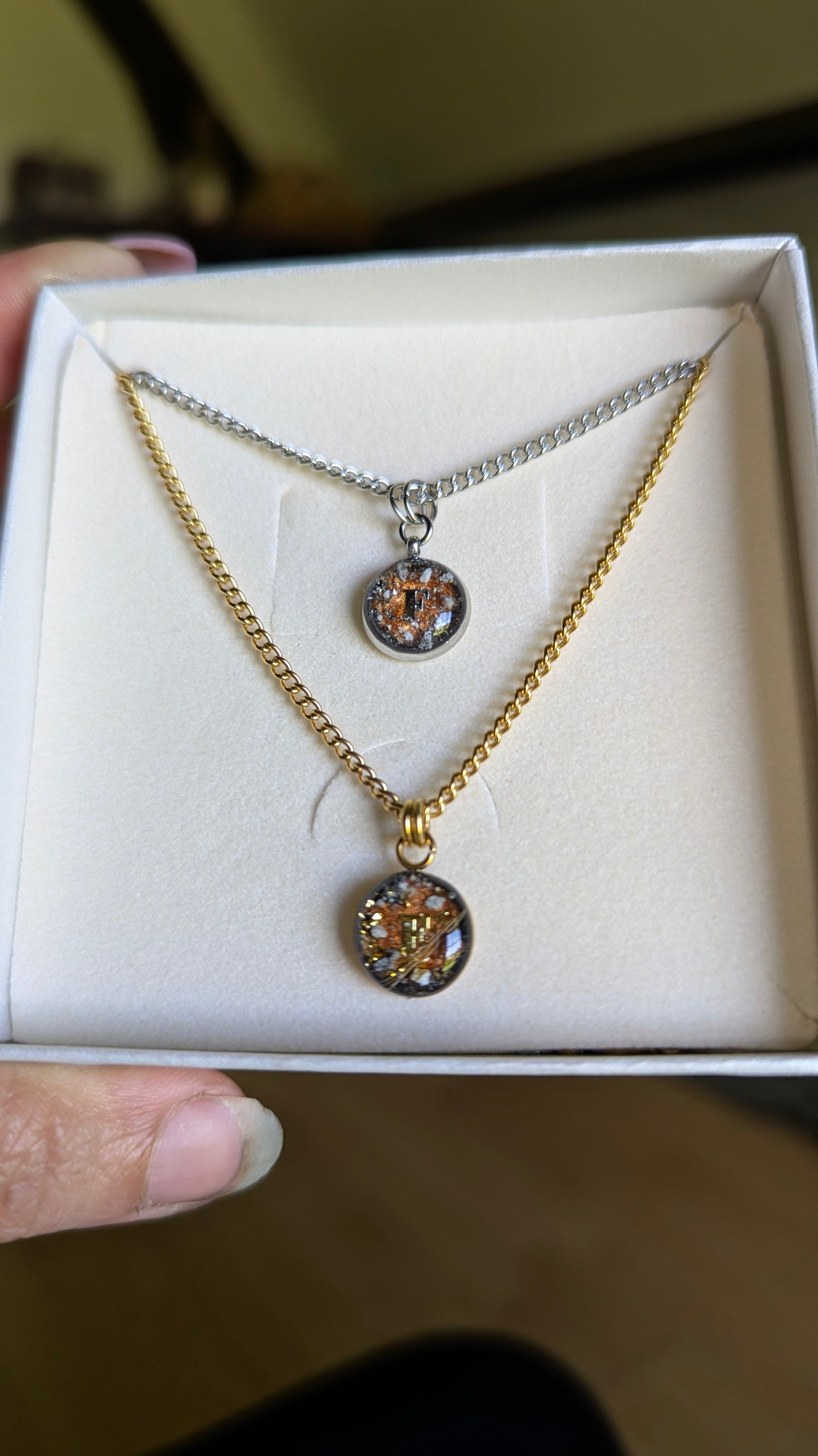 Collier souvenir animal Subtilys en or laminé 14k, médaillon fin avec inclusion de poils ou cendres — vue 33