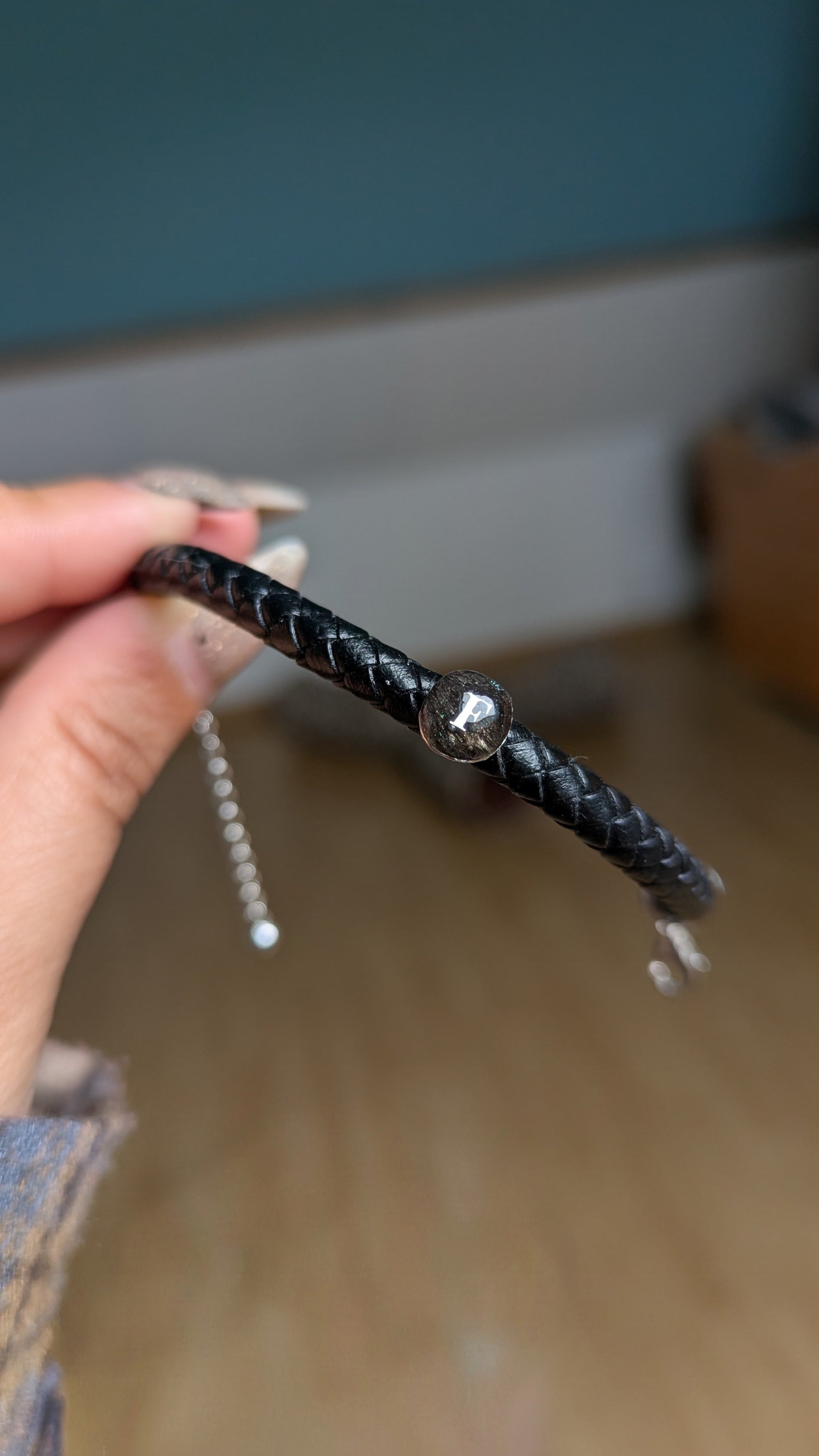Bracelet homme souvenir animal Memorys en cuir tressé et argent massif avec cabochon de poils — vue 12