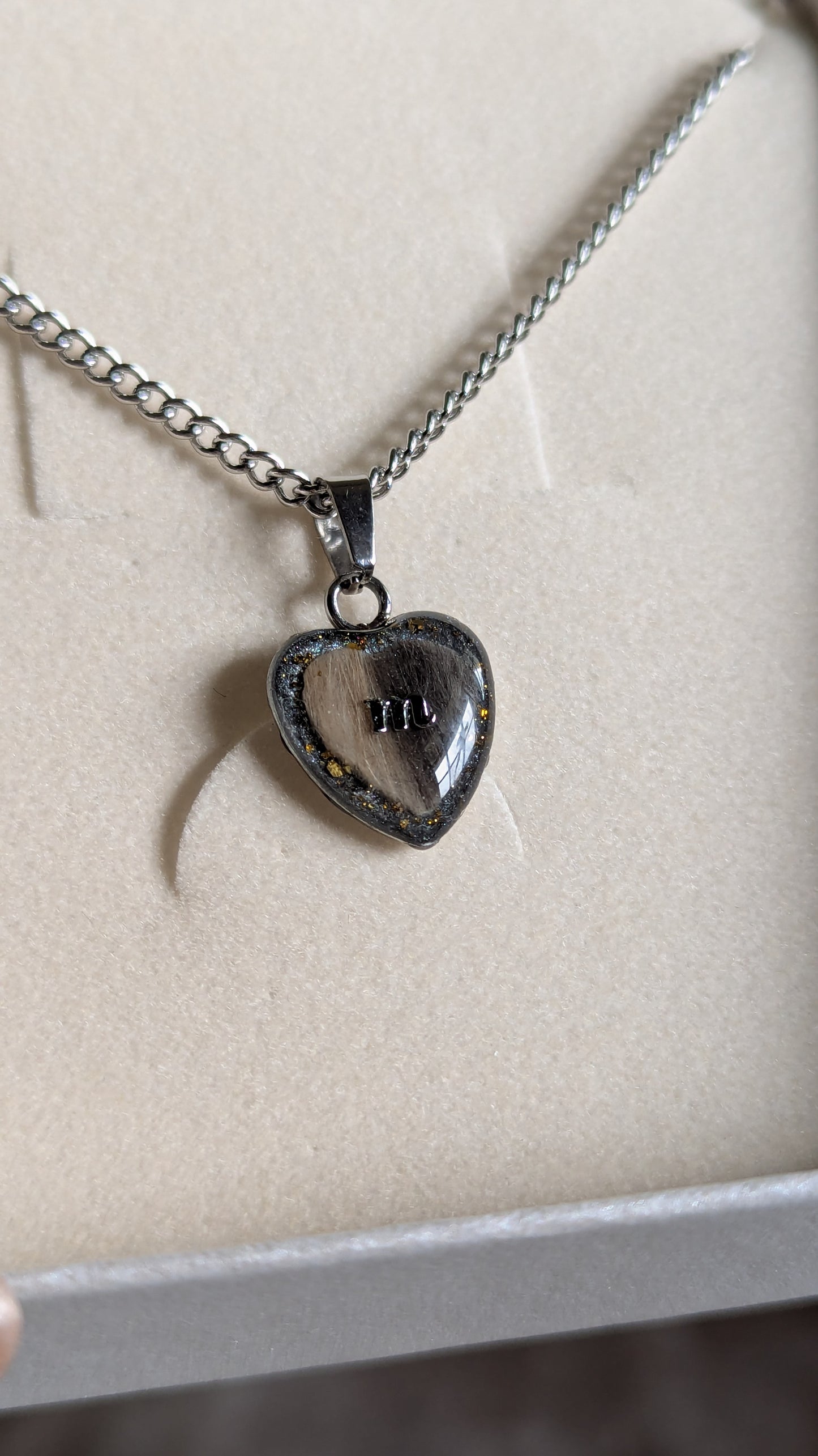 Collier souvenir animal Amorys en acier inox avec inclusion résine de poils, plumes ou cendres — vue 18