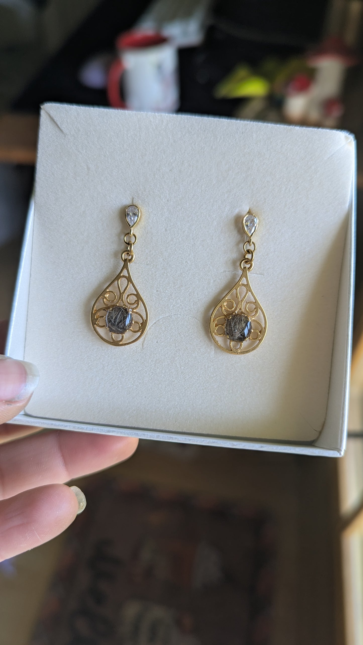 Boucles d'oreilles souvenir animal Luminys plaquées or avec inclusion résine de poils ou cendres — vue 7