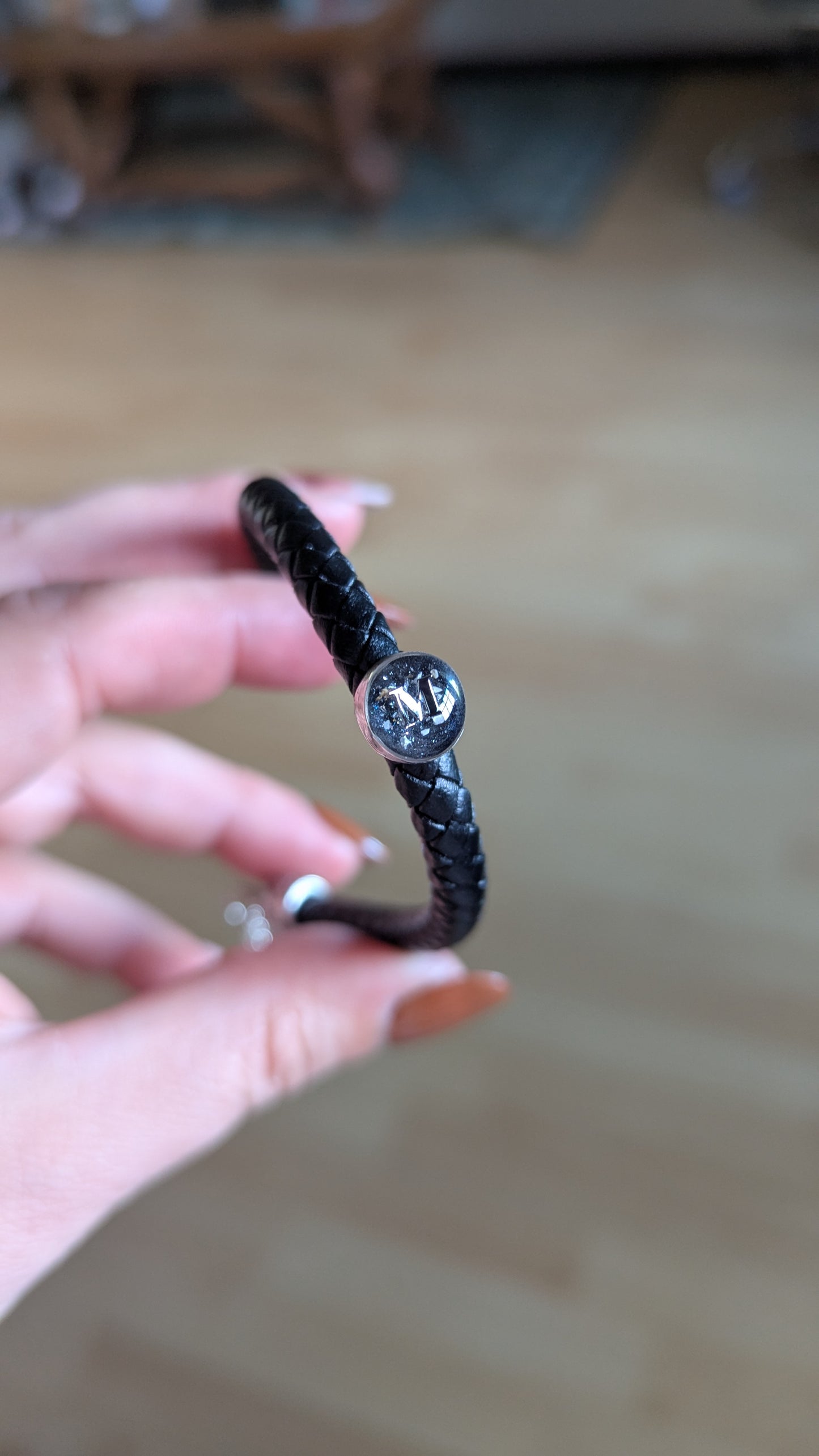 Bracelet "Cosmos" homme fait main en cuir tressé avec cendres animaux