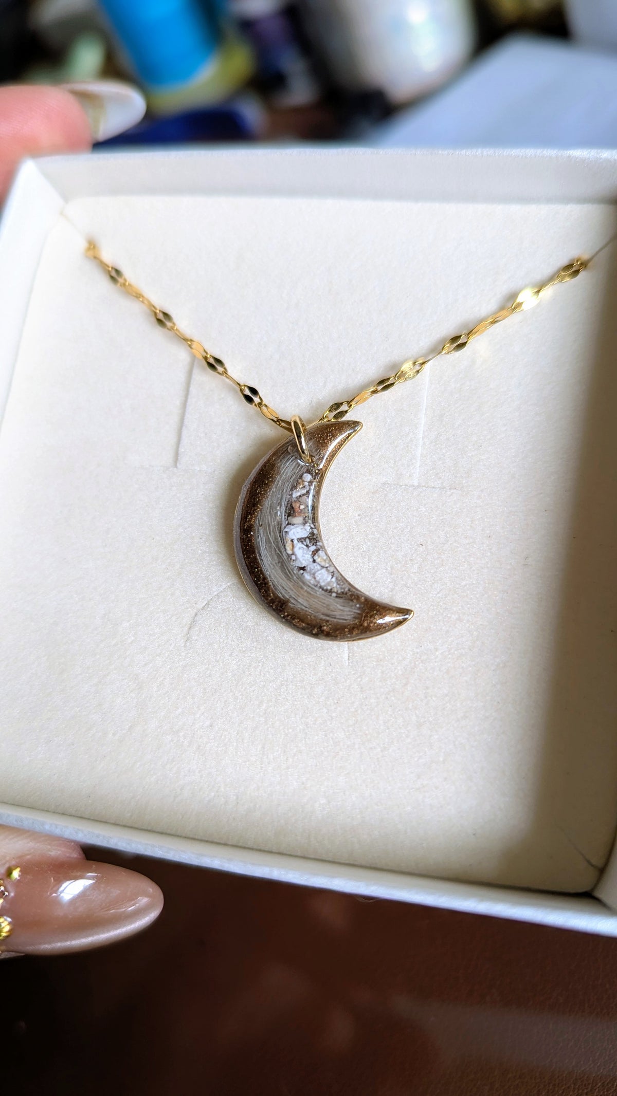 Collier souvenir animal Lunys en acier inox, pendentif lune avec inclusion résine de poils ou cendres — vue 9