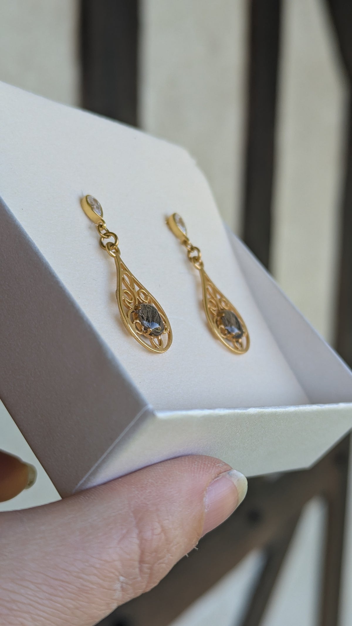 Boucles d'oreilles souvenir animal Luminys plaquées or avec inclusion résine de poils ou cendres — vue 6