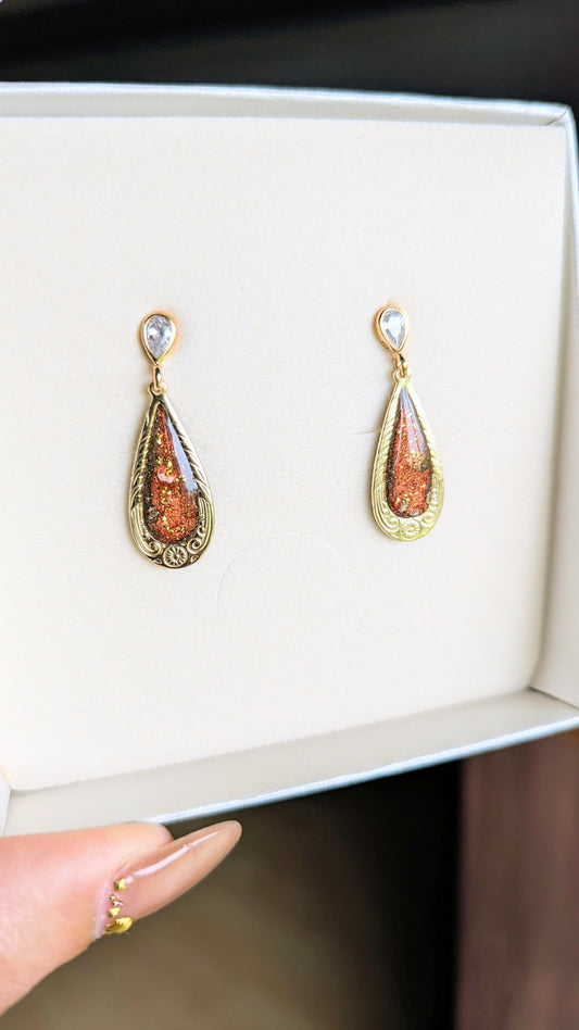 Boucles d'oreilles souvenir animal Elegantys en or laminé 14k avec inclusion de poils ou cendres — vue 7