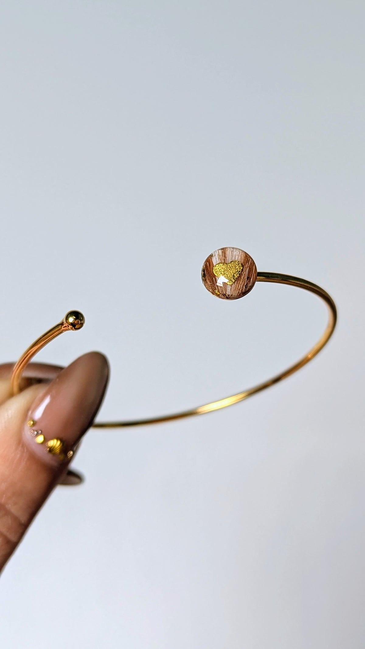 Bracelet jonc souvenir animal Infinys plaqué or 24k avec inclusion résine de poils ou cendres — vue 5