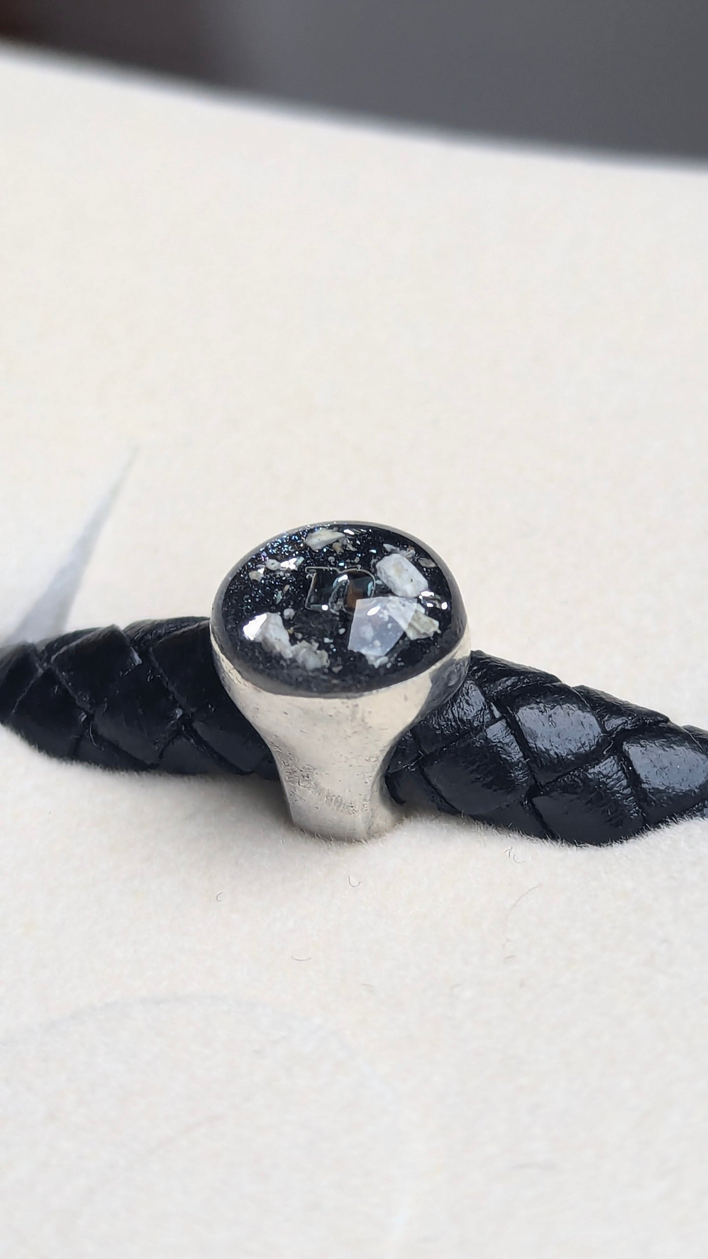 Bracelet "Cosmos" cabochon fait main en argent & cuir tressé
