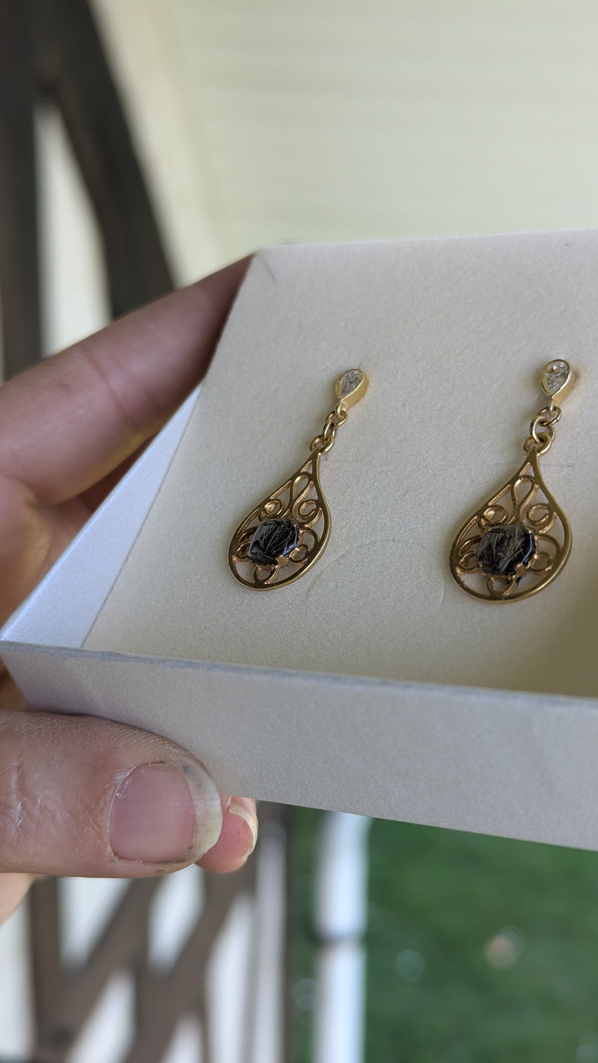 Boucles d'oreilles souvenir animal Luminys plaquées or avec inclusion résine de poils ou cendres — vue 8